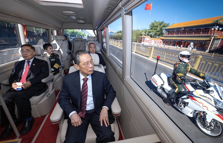 學習快評丨以國之名向最美天使致敬！