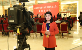 記者在新聞發(fā)布會(huì)現(xiàn)場做準(zhǔn)備