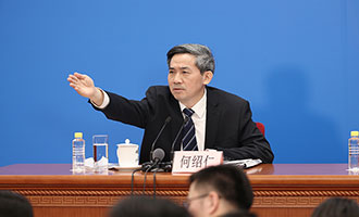 記者會主持人何紹仁