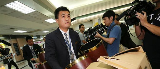 禮儀公司帶著遺體袋、骨灰壇協助處理善后