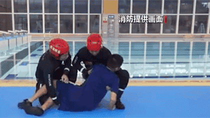 水中遇險(xiǎn) 如何自救與施救？黃金30秒 如何將溺水者救上岸？