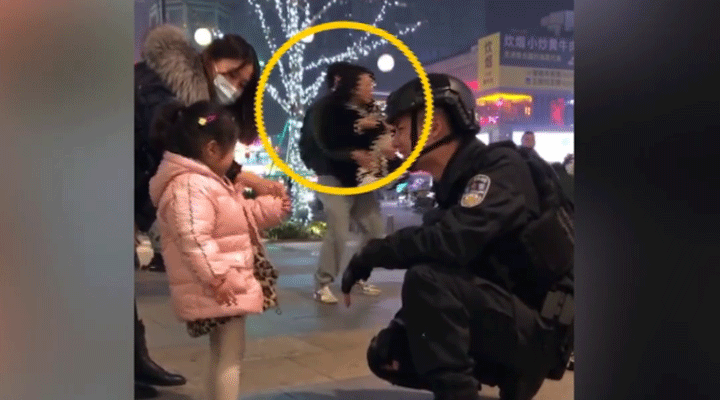 女子被特警圈粉蹲地拍照不想走，男友接下來的舉動驚呆網友