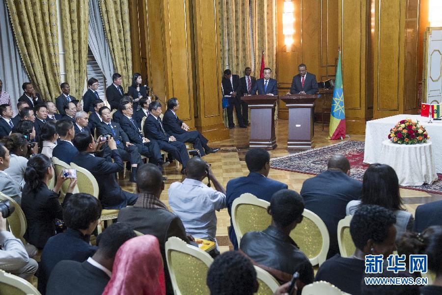 5月4日，國(guó)務(wù)院總理李克強(qiáng)在亞的斯亞貝巴與埃塞俄比亞總理海爾馬里亞姆舉行會(huì)談。這是會(huì)談后，李克強(qiáng)與海爾馬里亞姆共同會(huì)見(jiàn)記者。 新華社記者 王曄 攝