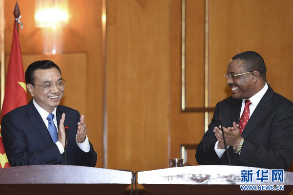 5月4日，國(guó)務(wù)院總理李克強(qiáng)在亞的斯亞貝巴與埃塞俄比亞總理海爾馬里亞姆舉行會(huì)談。這是會(huì)談結(jié)束后，李克強(qiáng)與海爾馬里亞姆共同會(huì)見(jiàn)記者。 新華社記者 李學(xué)仁 攝