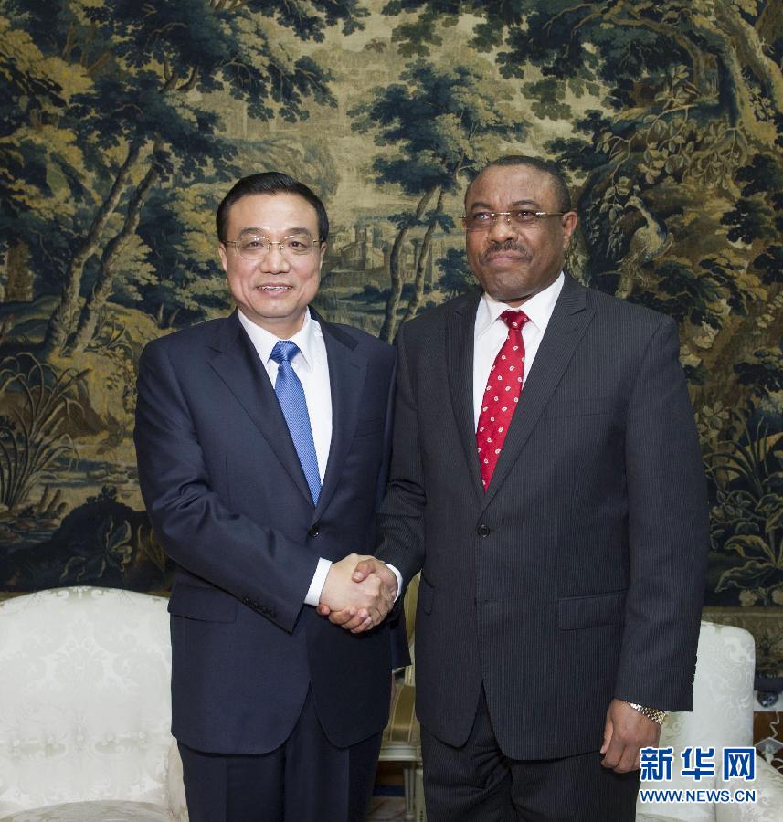 5月4日,中國國務(wù)院總理李克強(qiáng)在亞的斯亞貝巴與埃塞俄比亞總理海爾馬里亞姆舉行會談。 新華社記者 王曄 攝 5月4日,中國國務(wù)院總理李克強(qiáng)在亞的斯亞貝巴與埃塞俄比亞總理海爾馬里亞姆舉行會談。 新華社記者 王曄 攝