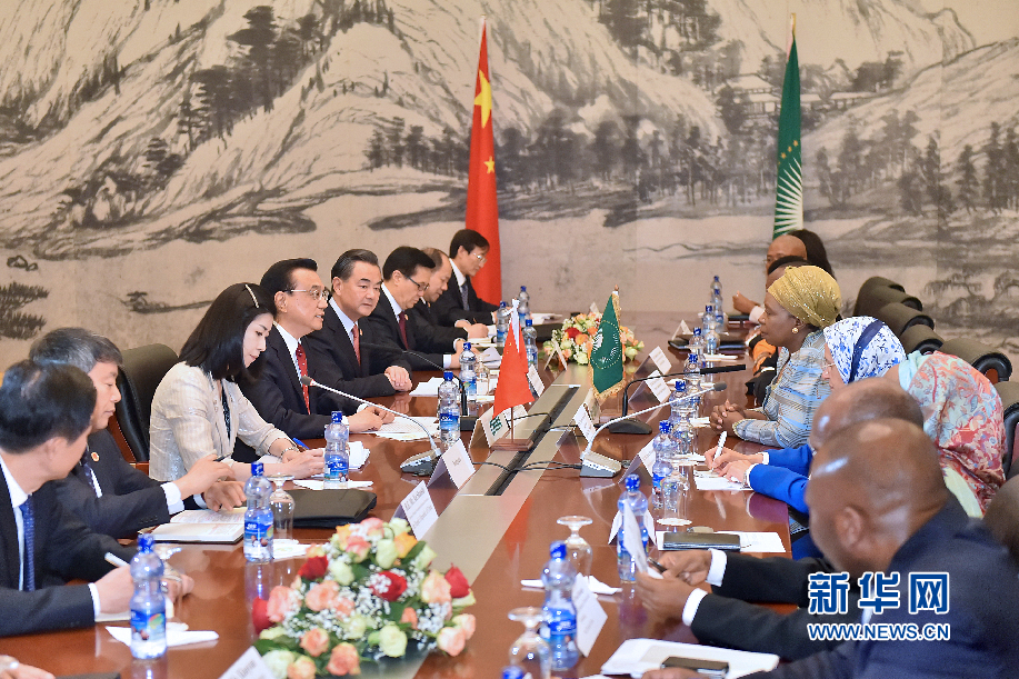 5月5日,中國國務(wù)院總理李克強(qiáng)在亞的斯亞貝巴非洲聯(lián)盟總部會見非盟委員會主席祖馬。 新華社記者李濤攝 5月5日,中國國務(wù)院總理李克強(qiáng)在亞的斯亞貝巴非洲聯(lián)盟總部會見非盟委員會主席祖馬。 新華社記者李濤攝