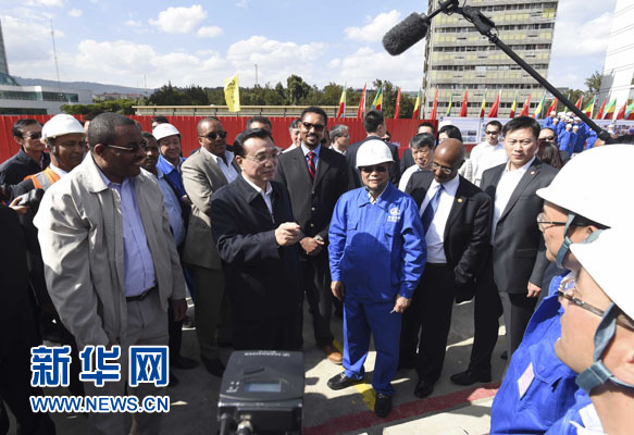 這是李克強與海爾馬里亞姆看望施工人員。新華社記者 李學仁 攝