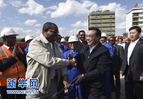 5月5日，中國國務院總理李克強考察亞的斯亞貝巴輕軌項目，埃塞俄比亞總理海爾馬里亞姆陪同。新華社記者 李學仁 攝