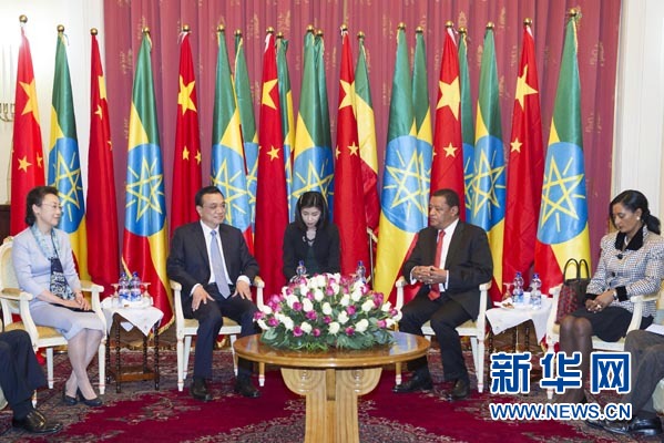 李克強總理夫人程虹、穆拉圖總統夫人梅阿扎參加會見。新華社記者王曄攝 李克強總理夫人程虹、穆拉圖總統夫人梅阿扎參加會見。新華社記者王曄攝