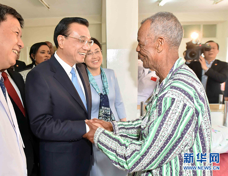 5月6日，中國國務(wù)院總理李克強與埃塞俄比亞總統(tǒng)穆拉圖一同來到亞的斯亞貝巴阿勒塔醫(yī)院，看望受益于中國免費白內(nèi)障手術(shù)“光明行”活動的埃塞俄比亞患者。新華社記者 李濤 攝 