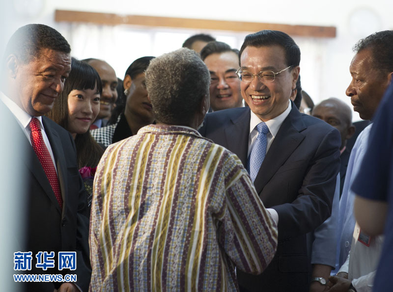 5月6日，中國國務(wù)院總理李克強與埃塞俄比亞總統(tǒng)穆拉圖一同來到亞的斯亞貝巴阿勒塔醫(yī)院，看望受益于中國免費白內(nèi)障手術(shù)“光明行”活動的埃塞俄比亞患者。新華社記者 謝環(huán)馳 攝 