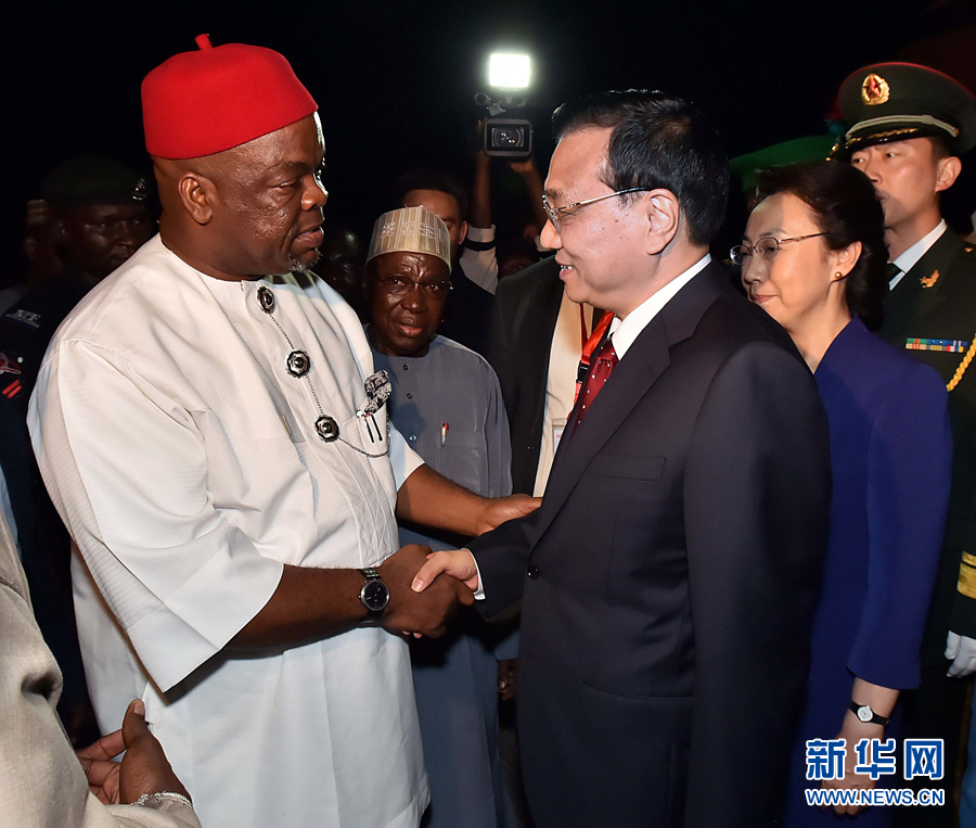     5月6日，應(yīng)尼日利亞總統(tǒng)喬納森邀請，國務(wù)院總理李克強乘專機抵達阿布賈國際機場，開始對尼日利亞進行正式訪問。李克強總理夫人程虹同機抵達。新華社記者 李濤 攝 
