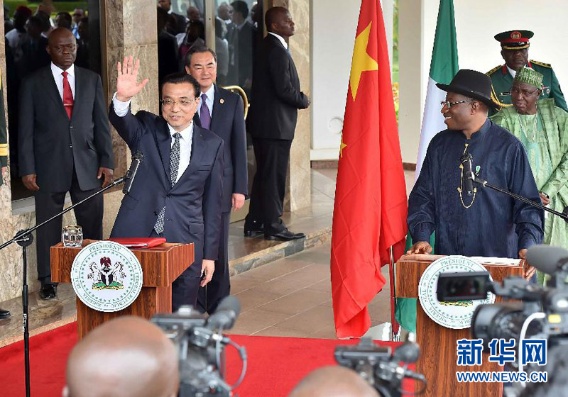 5月7日,中國國務院總理李克強在阿布賈與尼日利亞總統(tǒng)喬納森會談后共同會見記者,并回答記者提問。 新華社記者李濤攝 5月7日,中國國務院總理李克強在阿布賈與尼日利亞總統(tǒng)喬納森會談后共同會見記者,并回答記者提問。 新華社記者李濤攝
