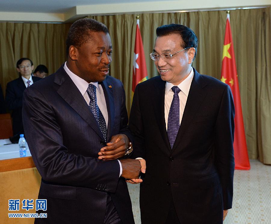 5月7日，正在尼日利亞訪問(wèn)的中國(guó)國(guó)務(wù)院總理李克強(qiáng)在阿布賈會(huì)見(jiàn)出席第24屆世界經(jīng)濟(jì)論壇非洲峰會(huì)全會(huì)的多哥總統(tǒng)福雷。 新華社記者 李濤 攝 