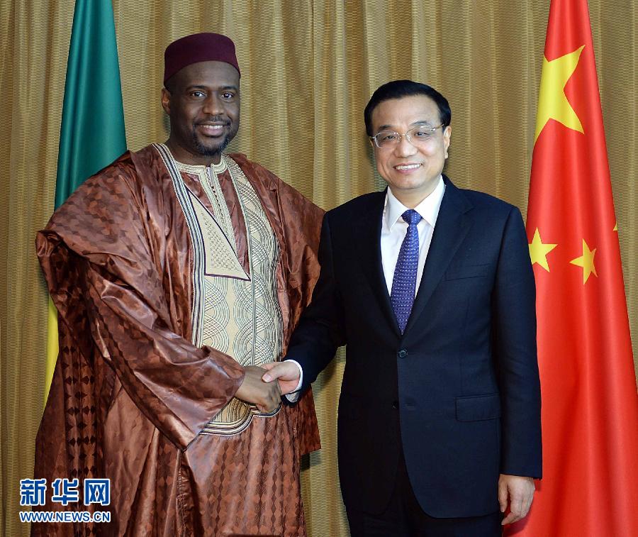 5月7日，正在尼日利亞訪問(wèn)的國(guó)務(wù)院總理李克強(qiáng)在阿布賈會(huì)見(jiàn)出席第24屆世界經(jīng)濟(jì)論壇非洲峰會(huì)全會(huì)的馬里總理馬拉。 新華社記者 李濤 攝 