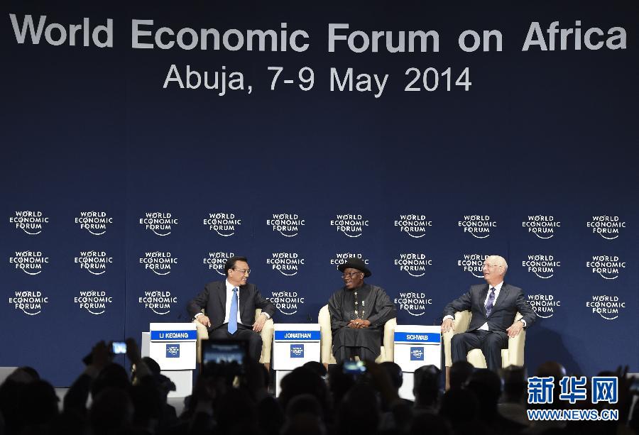  5月8日，中國國務(wù)院總理李克強(qiáng)在阿布賈出席第24屆世界經(jīng)濟(jì)論壇非洲峰會(huì)全會(huì)，發(fā)表題為《共同推動(dòng)非洲發(fā)展邁上新臺(tái)階》的特別致辭。新華社記者 李學(xué)仁 攝 