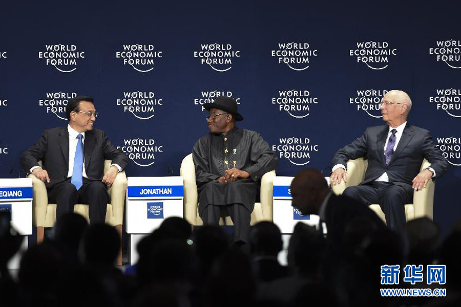 5月8日，中國國務(wù)院總理李克強(qiáng)在阿布賈出席第24屆世界經(jīng)濟(jì)論壇非洲峰會(huì)全會(huì)，發(fā)表題為《共同推動(dòng)非洲發(fā)展邁上新臺(tái)階》的特別致辭。新華社記者 李學(xué)仁 攝 