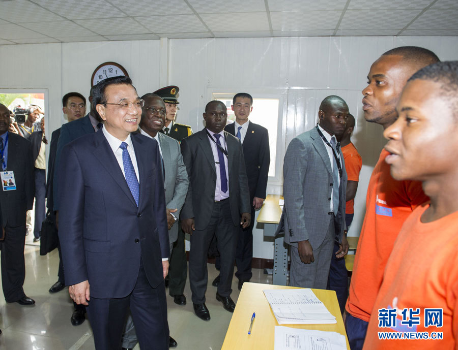 這是李克強在學校教室內同正在上課的學生互動交流。新華社記者王曄攝 這是李克強在學校教室內同正在上課的學生互動交流。新華社記者王曄攝