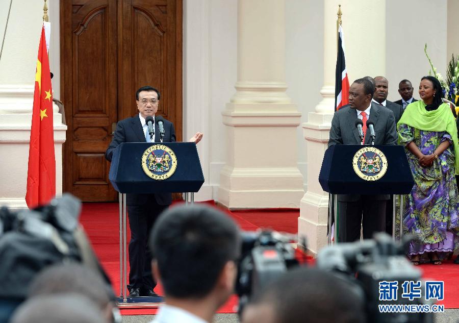 5月10日,中國國務(wù)院總理李克強(qiáng)在肯尼亞國家宮與肯總統(tǒng)肯雅塔舉行會(huì)談后共同會(huì)見記者。 新華社記者 李濤 攝 5月10日,中國國務(wù)院總理李克強(qiáng)在肯尼亞國家宮與肯總統(tǒng)肯雅塔舉行會(huì)談后共同會(huì)見記者。 新華社記者 李濤 攝