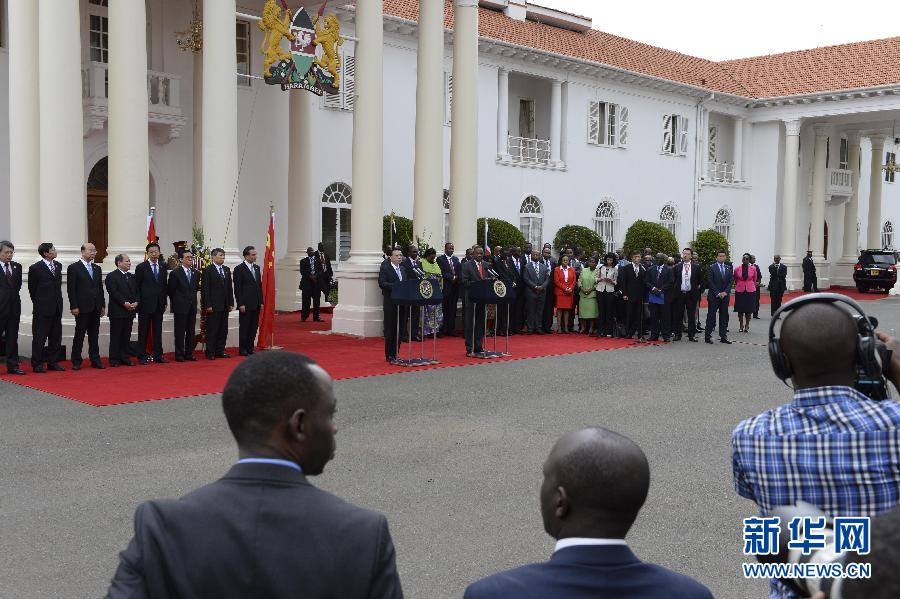 5月10日,中國國務(wù)院總理李克強(qiáng)在肯尼亞國家宮與肯總統(tǒng)肯雅塔舉行會(huì)談后共同會(huì)見記者。 新華社記者 李學(xué)仁 攝 5月10日,中國國務(wù)院總理李克強(qiáng)在肯尼亞國家宮與肯總統(tǒng)肯雅塔舉行會(huì)談后共同會(huì)見記者。 新華社記者 李學(xué)仁 攝