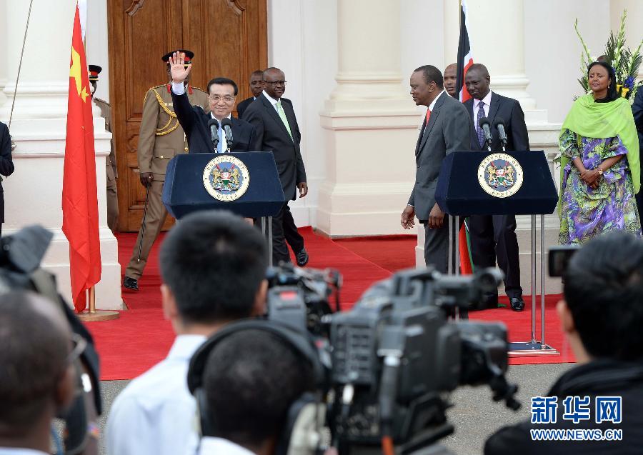 5月10日,中國國務(wù)院總理李克強(qiáng)在肯尼亞國家宮與肯總統(tǒng)肯雅塔舉行會(huì)談后共同會(huì)見記者。 新華社記者 李濤 攝 5月10日,中國國務(wù)院總理李克強(qiáng)在肯尼亞國家宮與肯總統(tǒng)肯雅塔舉行會(huì)談后共同會(huì)見記者。 新華社記者 李濤 攝