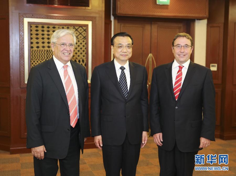 5月10日,國務院總理李克強在內羅畢會見聯合國環境規劃署執行主任施泰納(右)和聯合國人居署執行主任克洛斯。 新華社記者 丁林 攝 5月10日,國務院總理李克強在內羅畢會見聯合國環境規劃署執行主任施泰納(右)和聯合國人居署執行主任克洛斯。 新華社記者 丁林 攝