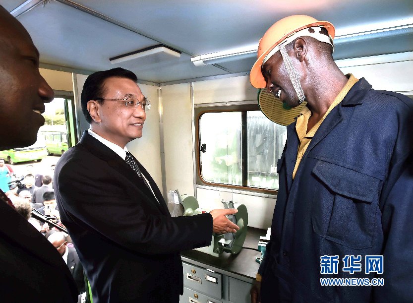 5月11日，國務院總理李克強參觀肯尼亞國家青年服務隊。這是李克強與服務隊隊員親切交談。 新華社記者 李濤 攝