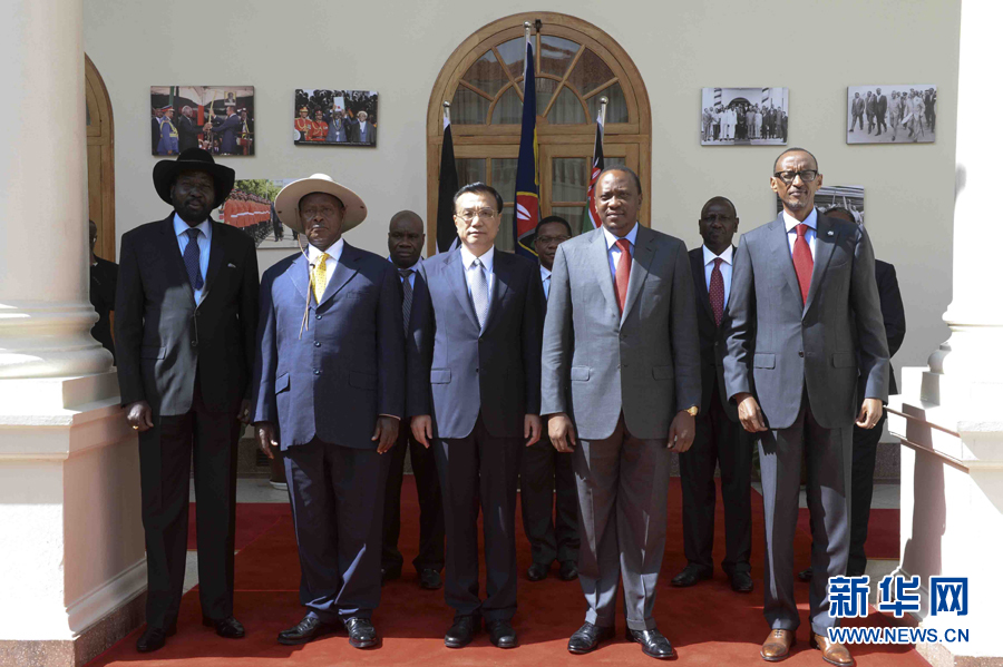 這是李克強(qiáng)在簽字儀式后參加集體合影。新華社記者李學(xué)仁攝 這是李克強(qiáng)在簽字儀式后參加集體合影。新華社記者李學(xué)仁攝