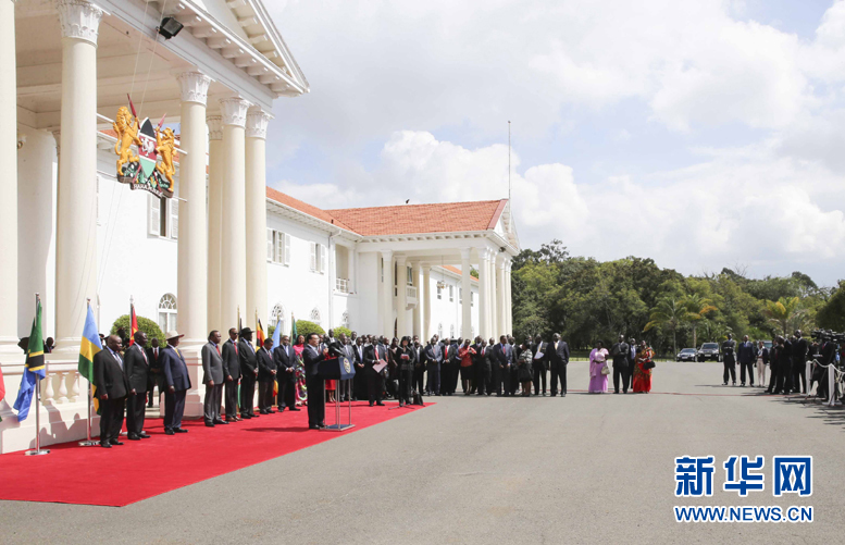 5月11日，中國(guó)國(guó)務(wù)院總理李克強(qiáng)在內(nèi)羅畢國(guó)家宮與肯尼亞總統(tǒng)肯雅塔共同會(huì)見(jiàn)記者，介紹中非合作建設(shè)肯尼亞蒙巴薩－內(nèi)羅畢鐵路情況。烏干達(dá)總統(tǒng)穆塞韋尼、盧旺達(dá)總統(tǒng)卡加梅、南蘇丹總統(tǒng)基爾等東非地區(qū)國(guó)家領(lǐng)導(dǎo)人參加。新華社記者丁林?jǐn)z