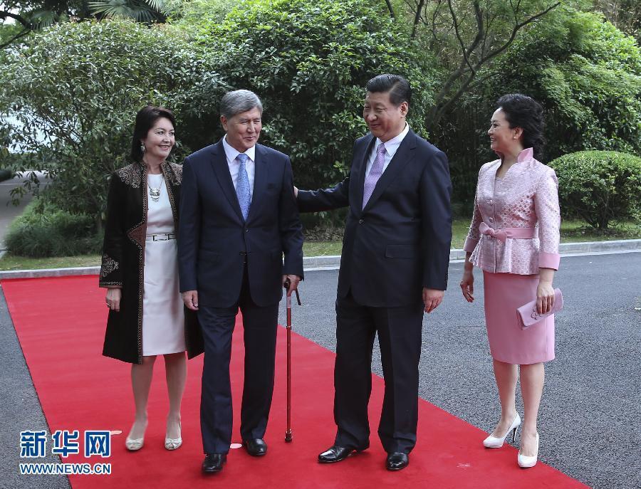 會談前，習近平在上海西郊會議中心廣場為阿坦巴耶夫舉行歡迎儀式。新華社記者 蘭紅光 攝 