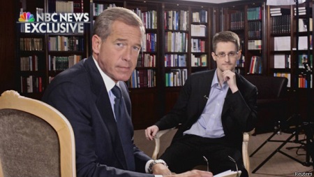 斯諾登稱(chēng)，他曾作為美國(guó)中情局和國(guó)安局便衣特工在海外工作。