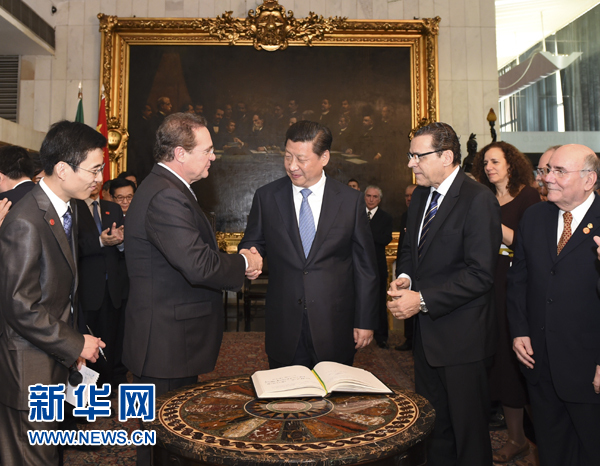 7月16日,國家主席習近平在巴西利亞會見巴西參議長卡列羅斯(前排左二)和眾議長阿爾維斯(前排右二)。 新華社記者 李學仁 攝 7月16日,國家主席習近平在巴西利亞會見巴西參議長卡列羅斯(前排左二)和眾議長阿爾維斯(前排右二)。 新華社記者 李學仁 攝