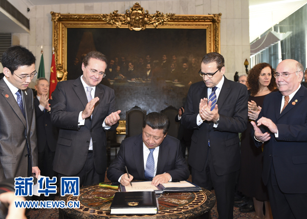 7月16日,國家主席習近平在巴西利亞會見巴西參議長卡列羅斯(前排左二)和眾議長阿爾維斯(前排右二)。這是習近平應邀為參眾兩院題詞。新華社記者 李學仁 攝 7月16日,國家主席習近平在巴西利亞會見巴西參議長卡列羅斯(前排左二)和眾議長阿爾維斯(前排右二)。這是習近平應邀為參眾兩院題詞。新華社記者 李學仁 攝