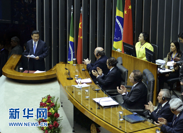 7月16日,國家主席習近平在巴西國會發表《弘揚傳統友好共譜合作新篇》的演講。 新華社記者 劉建生 攝 7月16日,國家主席習近平在巴西國會發表《弘揚傳統友好共譜合作新篇》的演講。 新華社記者 劉建生 攝