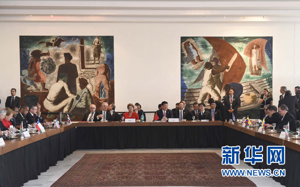 當(dāng)?shù)貢r(shí)間7月17日,國家主席習(xí)近平出席在巴西利亞舉行的中國-拉美和加勒比國家領(lǐng)導(dǎo)人會晤。 新華社記者 李學(xué)仁 攝 當(dāng)?shù)貢r(shí)間7月17日,國家主席習(xí)近平出席在巴西利亞舉行的中國-拉美和加勒比國家領(lǐng)導(dǎo)人會晤。 新華社記者 李學(xué)仁 攝