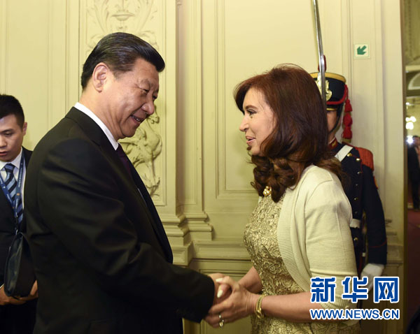 當?shù)貢r間7月18日，國家主席習(xí)近平在布宜諾斯艾利斯同阿根廷總統(tǒng)克里斯蒂娜舉行會談。這是會談開始前，克里斯蒂娜在總統(tǒng)府為習(xí)近平舉行隆重歡迎儀式。新華社記者 李學(xué)仁 攝