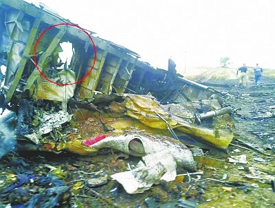 從這張殘骸照片來看,機身上有比臉盆略大的孔洞,破壞方向從機體外部沖向內部,懷疑是導彈的戰斗部碎片擊中的一塊區域。