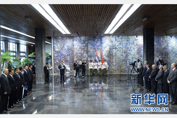 當地時間7月22日，國家主席習近平在哈瓦那接受古巴政府授予的“何塞·馬蒂”勛章。古巴國務委員會主席兼部長會議主席勞爾·卡斯特羅為習近平佩戴勛章。新華社記者馬占成攝