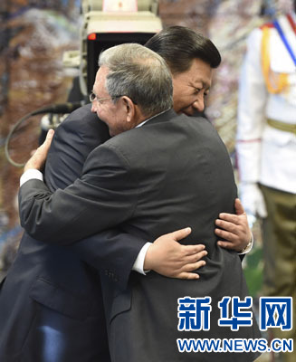 當地時間7月22日，國家主席習近平在哈瓦那接受古巴政府授予的“何塞·馬蒂”勛章。古巴國務委員會主席兼部長會議主席勞爾·卡斯特羅為習近平佩戴勛章。新華社記者馬占成攝