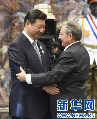 當地時間7月22日，國家主席習近平在哈瓦那接受古巴政府授予的“何塞·馬蒂”勛章。古巴國務委員會主席兼部長會議主席勞爾·卡斯特羅為習近平佩戴勛章。新華社記者馬占成攝