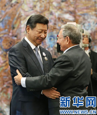 當地時間7月22日，國家主席習近平在哈瓦那接受古巴政府授予的“何塞·馬蒂”勛章。古巴國務委員會主席兼部長會議主席勞爾·卡斯特羅為習近平佩戴勛章。新華社記者劉衛兵攝