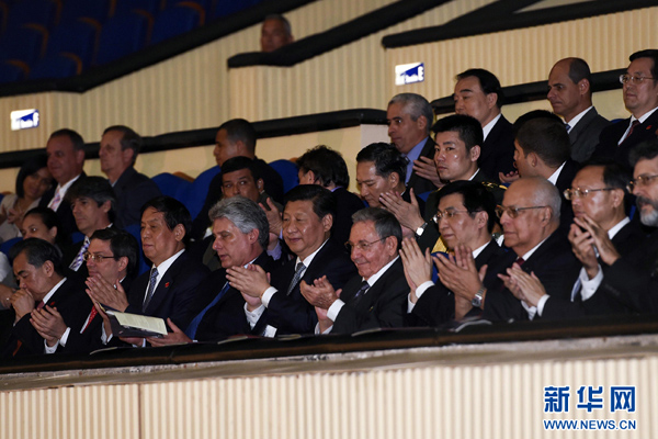 出當地時間7月22日,國家主席習近平在哈瓦那與古巴國務委員會主席兼部長會議主席勞爾·卡斯特羅共同觀看中古芭蕾舞聯合演出。新華社記者李學仁攝 出當地時間7月22日,國家主席習近平在哈瓦那與古巴國務委員會主席兼部長會議主席勞爾·卡斯特羅共同觀看中古芭蕾舞聯合演出。新華社記者李學仁攝