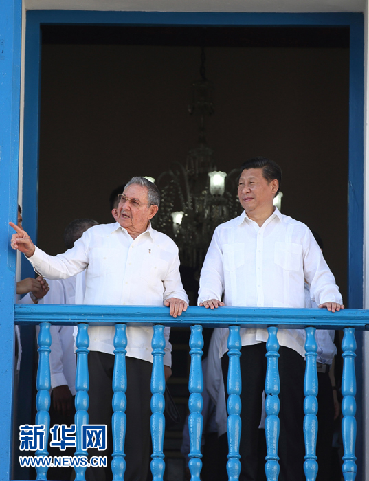 這是習近平在勞爾陪同下參觀圣地亞哥市政府時一同走上二層陽臺。1959年1月1日，菲德爾·卡斯特羅就是站在這里宣布古巴革命勝利。新華社記者蘭紅光 攝 