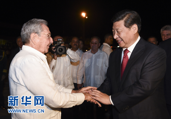 當地時間7月23日，國家主席習近平結束對古巴的訪問，離開圣地亞哥，啟程回國。這是古巴國務委員會主席兼部長會議主席勞爾·卡斯特羅到機場為習近平送行。新華社記者 李學仁 攝 