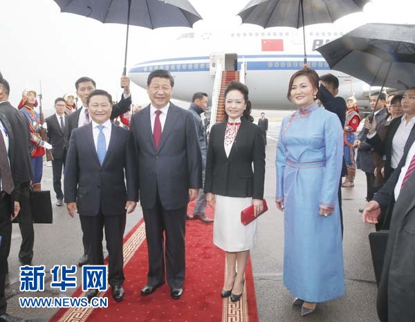 8月21日，國家主席習近平抵達烏蘭巴托，開始對蒙古國進行國事訪問。習近平和夫人彭麗媛在機場受到蒙古國總理阿勒坦呼亞格夫婦熱情迎接。新華社記者鞠鵬攝 