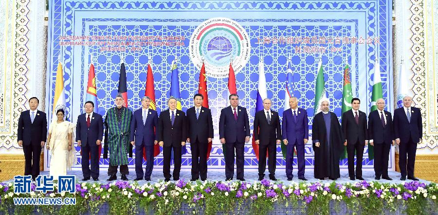 9月12日，上海合作組織成員國元首理事會第十四次會議在塔吉克斯坦首都杜尚別舉行。國家主席習近平出席會議并發(fā)表重要講話。這是與會成員國元首、觀察員國領導人或代表、主席國客人以及有關國際和地區(qū)組織代表集體合影。新華社記者李濤攝 
