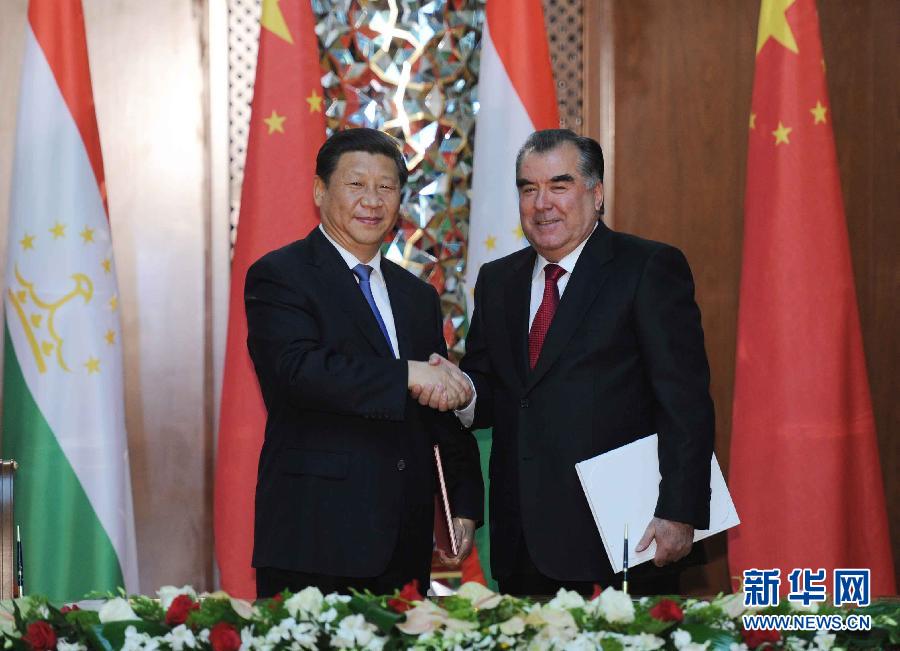 9月13日,國家主席習近平和塔吉克斯坦總統(tǒng)拉赫蒙在杜尚別共同簽署《中塔關于進一步發(fā)展和深化戰(zhàn)略伙伴關系的聯(lián)合宣言》。新華社記者謝環(huán)馳攝 9月13日,國家主席習近平和塔吉克斯坦總統(tǒng)拉赫蒙在杜尚別共同簽署《中塔關于進一步發(fā)展和深化戰(zhàn)略伙伴關系的聯(lián)合宣言》。新華社記者謝環(huán)馳攝