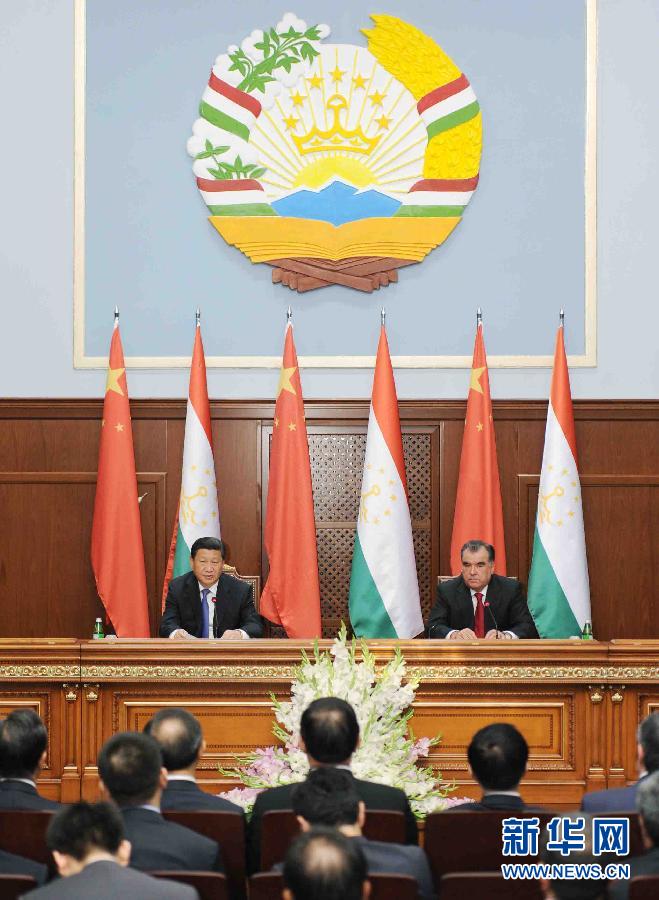 9月13日,國家主席習近平同塔吉克斯坦總統(tǒng)拉赫蒙在杜尚別共同會見記者。 新華社記者謝環(huán)馳攝 9月13日,國家主席習近平同塔吉克斯坦總統(tǒng)拉赫蒙在杜尚別共同會見記者。 新華社記者謝環(huán)馳攝