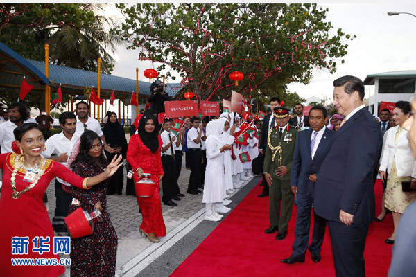 9月14日，國家主席習近平抵達馬累，開始對馬爾代夫進行國事訪問。習近平和夫人彭麗媛在機場受到馬爾代夫總統亞明夫婦的熱情迎接。 新華社記者 鞠鵬 攝