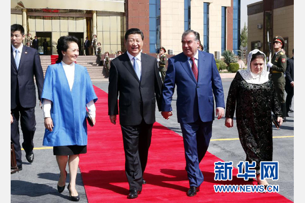 9月14日,國家主席習(xí)近平結(jié)束對塔吉克斯坦的國事訪問,乘坐專機(jī)離開杜尚別。拉赫蒙總統(tǒng)夫婦專程到機(jī)場為習(xí)近平和夫人彭麗媛送行。新華社記者 鞠鵬 攝 9月14日,國家主席習(xí)近平結(jié)束對塔吉克斯坦的國事訪問,乘坐專機(jī)離開杜尚別。拉赫蒙總統(tǒng)夫婦專程到機(jī)場為習(xí)近平和夫人彭麗媛送行。新華社記者 鞠鵬 攝